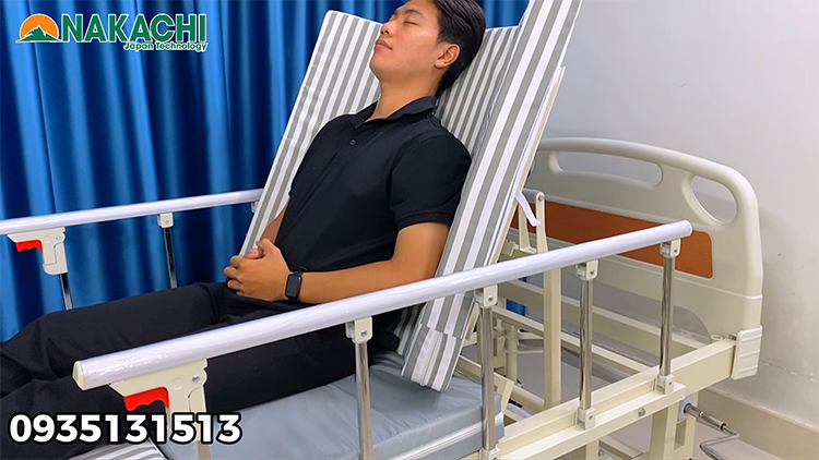 tính năng nâng đầu Video Giường y tế 4 tay quay Nakachi NC-04T 
